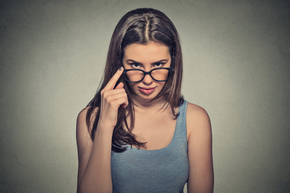 Frau mit skeptischen Blick