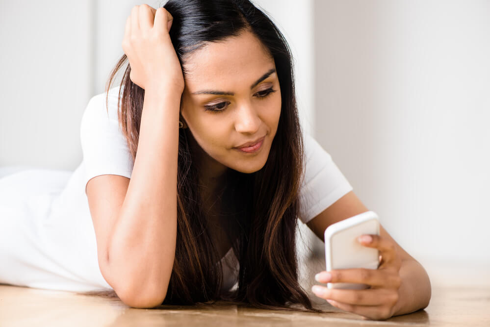 Frau schaut auf Smartphone